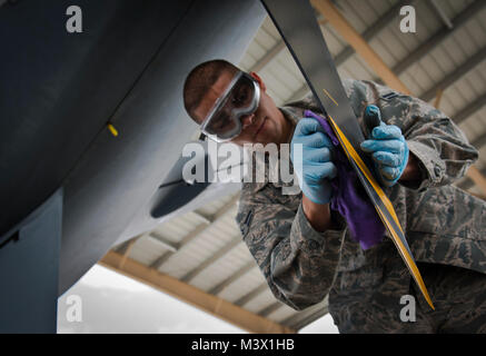 Un membre de la 1re classe Michael Nistler Nettoie la saleté des hélices d'un un MQ-9 Reaper sur la piste à la base aérienne de Holloman, N.M. Est un Nistler 849th Escadron de maintenance des aéronefs responsable. (U.S. Air Force photo/Senior Airman Andrew Lee) 130425-F-NL936-104 par AirmanMagazine Banque D'Images