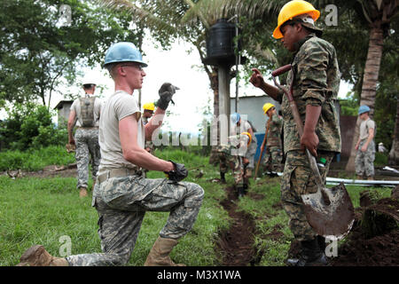 La CPS. Petruzates Jacob du 829th Engineer Company, de la Garde nationale du Wisconsin communique en utilisant des signaux à main avec un soldat, Martir Adonaï Sibrian ici, le 28 mai, à l'appui de l'Au-delà de l'Horizon-El Salvador 2013. Au-delà de l'horizon est une U.S. Southern Command-parrainé, l'armée sud-led, joint-interaction militaire étrangère et de l'exercice humanitaire survenus en El Salvador jusqu'à la fin juin 2013. (Photo de la CPS. Aaron Smith, Groupe de travail conjoint de la Caméra de combat Jaguar /libéré) 130530-A-M.246-108 par ussouthcom Banque D'Images