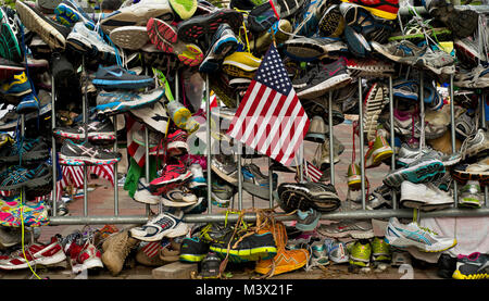 Gauche chaussures en hommage à l'attentat du Marathon de Boston victimes font partie d'un mémorial érigé près de l'attentat de sites sur Boylston Street. (U.S. Air Force photo/Tech. Le Sgt. Bennie J. Davis III) l'esprit de la résilience par AirmanMagazine 001 Banque D'Images