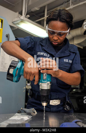 Golfe d'Oman (15 juillet 2013)--Jannisha Pompier Technicien d'entretien des coques, Antoine Ahua S. de Dallas, construit un espace de rangement pour le stockage à bord du porte-avions Nimitz US (CVN 68). Un groupe d'intervention de Nimitz est déployé sur le 5e Flotte des États-Unis zone de responsabilité des opérations de sécurité maritime, les efforts de coopération en matière de sécurité dans le théâtre et missions d'appui pour l'opération Enduring Freedom. (U.S. Photo par marine Spécialiste de la communication de masse Seaman Apprentice Aiyana/Pascal) Parution Juillet 15 31 Lot de 31 par l'USS NIMITZ (CVN 68) Banque D'Images