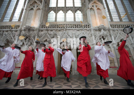 Les Choristes à partir de la cathédrale d'Ely dans le Cambridgeshire pratiquer pour ce qui est de la course de crêpes années lieu le Mardi Gras ( Feb 13) dans la cathédrale. Les Choristes ont été occupés à pratiquer pour la traditionnelle course de crêpes à la Cathédrale d'Ely dans le Cambridgeshire demain (mardi). Les filles, vêtus de leurs soutanes rouges, perfectionné leurs compétences pour lancer de crêpes l'événement annuel dans la Cathédrale du xiie siècle. Chaque année autour de 20 choristes de la Boys' and Girls' choirs dévalez la nef après la messe à l'occasion de Mardi Gras. Il est le troisième plus long nef au Royaume-Uni, mesure 75 mètres. Banque D'Images