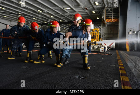 Nord de la mer d'Oman (26 juillet 2013) lutte contre l'équipe de marins conduite flexible de la formation dans la zone du porte-avions USS Nimitz (CVN 68). Un groupe d'intervention de Nimitz est déployé sur le 5e Flotte des États-Unis zone de responsabilité des opérations de sécurité maritime, les efforts de coopération en matière de sécurité dans le théâtre et missions d'appui pour l'opération Enduring Freedom. (U.S. Photo par marine Spécialiste de la communication de masse Seaman Derek A. Harkins/libérés) 26 juillet 5 Lot de 5 par USS NIMITZ (CVN 68) Banque D'Images