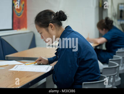 Mer Rouge (sept. 5, 2013) 2ème classe Technicien de systèmes d'information Karen Chen prend le large marine-maître de 1ère classe l'examen d'avancement à bord du destroyer lance-missiles USS Stockdale (DDG 106). Stockdale est déployé sur le 5e Flotte des États-Unis zone de responsabilité des opérations de sécurité maritime et les efforts de coopération en matière de sécurité dans le théâtre. (U.S. Photo par marine Spécialiste de la communication de masse 2e classe David Hooper/) Parution Septembre 6 3 Lot de 8 par USS NIMITZ (CVN 68) Banque D'Images
