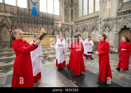 Les Choristes à partir de la cathédrale d'Ely dans le Cambridgeshire pratiquer pour ce qui est de la course de crêpes années lieu le Mardi Gras ( Feb 13) dans la cathédrale. Les Choristes ont été occupés à pratiquer pour la traditionnelle course de crêpes à la Cathédrale d'Ely dans le Cambridgeshire demain (mardi). Les filles, vêtus de leurs soutanes rouges, perfectionné leurs compétences pour lancer de crêpes l'événement annuel dans la Cathédrale du xiie siècle. Chaque année autour de 20 choristes de la Boys' and Girls' choirs dévalez la nef après la messe à l'occasion de Mardi Gras. Il est le troisième plus long nef au Royaume-Uni, mesure 75 mètres. Banque D'Images