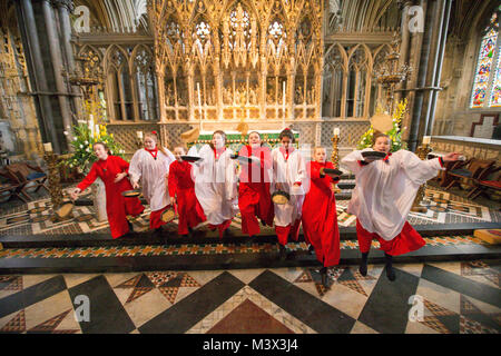 Les Choristes à partir de la cathédrale d'Ely dans le Cambridgeshire pratiquer pour ce qui est de la course de crêpes années lieu le Mardi Gras ( Feb 13) dans la cathédrale. Les Choristes ont été occupés à pratiquer pour la traditionnelle course de crêpes à la Cathédrale d'Ely dans le Cambridgeshire demain (mardi). Les filles, vêtus de leurs soutanes rouges, perfectionné leurs compétences pour lancer de crêpes l'événement annuel dans la Cathédrale du xiie siècle. Chaque année autour de 20 choristes de la Boys' and Girls' choirs dévalez la nef après la messe à l'occasion de Mardi Gras. Il est le troisième plus long nef au Royaume-Uni, mesure 75 mètres. Banque D'Images