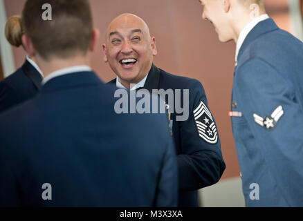 Le sergent-chef en chef. Jose Barraza blagues et rire avec un groupe d'aviateurs avant le début de l'Armée de l'Air 2013 Ball at Joint Base Elmendorf-Richardson. De l'Alaska. Barraza est le 3e chef du commandement de l'Escadre. (U.S. Air Force photo/Senior Airman Andrew Lee) 130914-F-NL936-141 par AirmanMagazine Banque D'Images