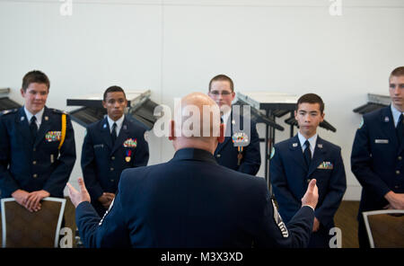 Le sergent-chef en chef. Jose Barraza parle à un groupe de Corps de formation des officiers de la réserve de cadets pour les remercier de leur aide dans la base de l'Armée de l'Air 2013 Bal à Joint Base Elmendorf-Richardson, en Alaska. Barraza est le 3e chef du commandement de l'Escadre. (U.S. Air Force photo/Senior Airman Andrew Lee) 130914-F-NL936-024 par AirmanMagazine Banque D'Images