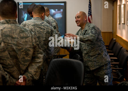 Le sergent-chef en chef. Jose Barraza promenades autour d'une table, agitant les mains d'aviateurs qui assistent à une réunion à Joint Base Elmendorf-Richardson, en Alaska. Barraza, le 3e chef du commandement de l'aile, en fait une priorité pour parler à chaque sous-officier avant d'aller à l'Académie de sous-officier. (U.S. Air Force photo/Senior Airman Andrew Lee) 130916-F-NL936-512 par AirmanMagazine Banque D'Images