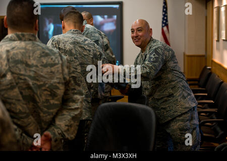 Le sergent-chef en chef. Jose Barraza promenades autour d'une table, agitant les mains d'aviateurs qui assistent à une réunion à Joint Base Elmendorf-Richardson, en Alaska. Barraza, le 3e chef du commandement de l'aile, en fait une priorité pour parler à chaque sous-officier avant d'aller à l'Académie de sous-officier. (U.S. Air Force photo/Senior Airman Andrew Lee) 130916-F-NL936-513 par AirmanMagazine Banque D'Images