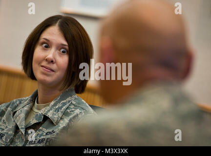 Le Sgt Tech. Alissa Miller écoute en suspens en attendant la fin d'une histoire par le sergent-chef en chef. Jose Barraza comme il parle de l'une de ses leçons de vie lors d'une rencontre à Joint Base Elmendorf-Richardson, en Alaska. Barraza est le 3e chef du commandement de l'Escadre. (U.S. Air Force photo/Senior Airman Andrew Lee) 130916-F-NL936-542 par AirmanMagazine Banque D'Images