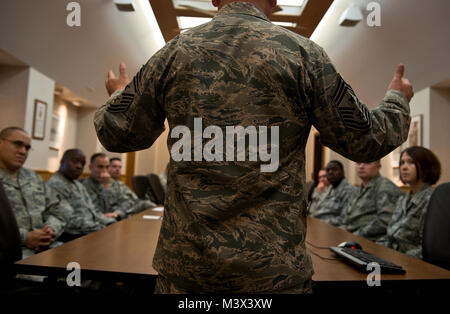 Le sergent-chef en chef. Jose Barraza parle à un groupe de sergents technique avant de la NCO Academy at Joint Base Elmendorf-Richardson, en Alaska. Barraza répondu aux questions et expliqué l'importance de ce qu'ils vont apprendre et comment ils ont besoin de l'appliquer à leur carrière. Barraza est le 3e chef du commandement de l'Escadre. (U.S. Air Force photo/Senior Airman Andrew Lee) 130916-F-NL936-009 par AirmanMagazine Banque D'Images