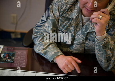 Le sergent-chef en chef. Jose Barraza parle au téléphone avec un collègue à propos d'un sergent-chef fait appel au rapport d'évaluation Joint Base Elmendorf-Richardson, en Alaska. Barraza est le 3e chef du commandement de l'Escadre, offrant des conseils professionnels à l'aile et vice-commandant commandant sur toutes les questions affectant les gradés et vigueur. (U.S. Air Force photo/Senior Airman Andrew Lee) 130916-F-NL936-181 par AirmanMagazine Banque D'Images