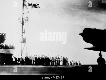 Le Nakajima B5N2 torpedo avion décolle de la porte-avions japonais Shokaku ou le Zuikaku pour attaquer Pearl Harbor, Hawaii, le 7 décembre 1941. Légende originale : 'Japonais capturés photographie prise à bord d'un transporteur japonais avant l'attaque sur Pearl Harbor, le 7 décembre 1941."  transporteur japonais avant d'   attaque sur Pearl Harbor par AirmanMagazine  Banque D'Images