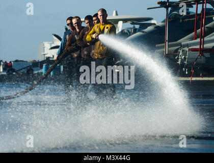 Mer Méditerranée (oct. 28, 2013) un homme marins flexible pendant un vol Brosse lave-pont à bord du porte-avions USS Nimitz (CVN 68). Nimitz est déployé des opérations de sécurité maritime et les efforts de coopération en matière de sécurité dans le théâtre américain dans la 6ème zone d'opérations de la flotte. (U.S. Photo par marine Spécialiste de la communication de masse Seaman Derek A. Harkins/libéré) 8 lots de 8 par USS NIMITZ (CVN 68) Banque D'Images