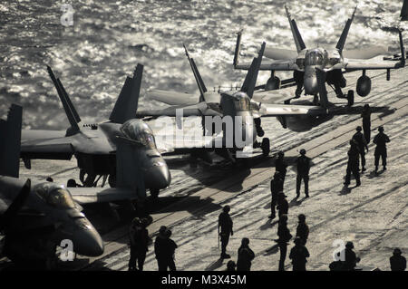 Mer Méditerranée (nov. 5, 2013) préparer les marins à lancer à partir de l'aéronef d'envol du porte-avions USS Nimitz (CVN 68). Nimitz est déployé des opérations de sécurité maritime et les efforts de coopération en matière de sécurité dans le théâtre américain dans la 6ème zone d'opérations de la flotte. (U.S. Photo par marine Spécialiste de la communication de masse Seaman Kole E. Carpenter/libérés) 001 131105-N-JC752-141.jpg Banque D'Images