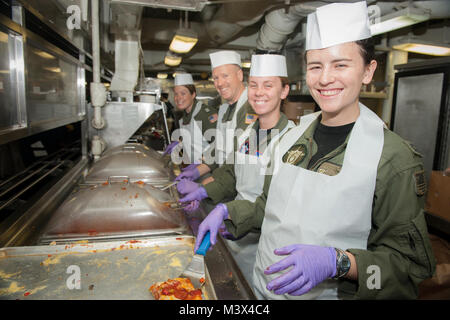 Mer de Chine du sud (nov. 23, 2013) sur le travail des officiers de marine au service de ligne dans la cuisine de l'avant du porte-avions USS Nimitz (CVN 68) lors d'un pont du mess pour servir à l'équipage. Nimitz est déployé vers les États-Unis 7e flotte domaine de responsabilité La prise en charge de la sécurité et de la stabilité dans la région du Pacifique-Indo-Asia. (U.S. Photo par marine Spécialiste de la communication de masse Seaman Kole E. Carpenter/ libéré) 131123-N-JC752-194.jpg par l'USS NIMITZ (CVN 68) Banque D'Images