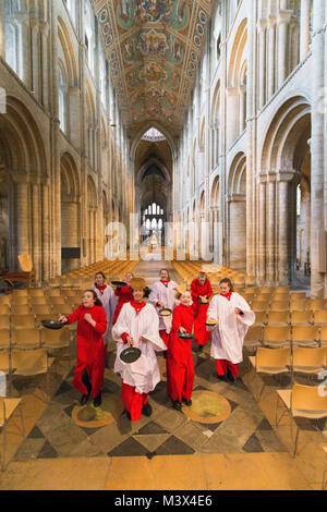 Les Choristes à partir de la cathédrale d'Ely dans le Cambridgeshire pratiquer pour ce qui est de la course de crêpes années lieu le Mardi Gras ( Feb 13) dans la cathédrale. Les Choristes ont été occupés à pratiquer pour la traditionnelle course de crêpes à la Cathédrale d'Ely dans le Cambridgeshire demain (mardi). Les filles, vêtus de leurs soutanes rouges, perfectionné leurs compétences pour lancer de crêpes l'événement annuel dans la Cathédrale du xiie siècle. Chaque année autour de 20 choristes de la Boys' and Girls' choirs dévalez la nef après la messe à l'occasion de Mardi Gras. Il est le troisième plus long nef au Royaume-Uni, mesure 75 mètres. Banque D'Images