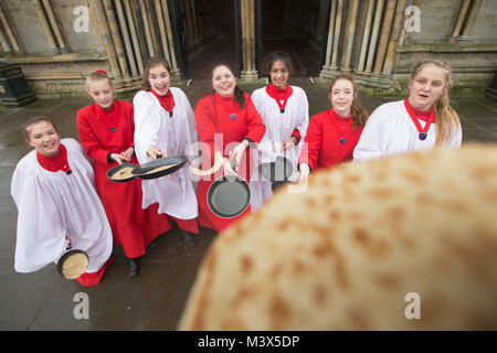 Les Choristes à partir de la cathédrale d'Ely dans le Cambridgeshire pratiquer pour ce qui est de la course de crêpes années lieu le Mardi Gras ( Feb 13) dans la cathédrale. Les Choristes ont été occupés à pratiquer pour la traditionnelle course de crêpes à la Cathédrale d'Ely dans le Cambridgeshire demain (mardi). Les filles, vêtus de leurs soutanes rouges, perfectionné leurs compétences pour lancer de crêpes l'événement annuel dans la Cathédrale du xiie siècle. Chaque année autour de 20 choristes de la Boys' and Girls' choirs dévalez la nef après la messe à l'occasion de Mardi Gras. Il est le troisième plus long nef au Royaume-Uni, mesure 75 mètres. Banque D'Images