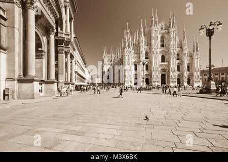4000 Guglie entre ciel et le toit en sépia Banque D'Images