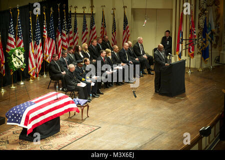 Saint Louis, MO 13 mars 2011- U.S. Marshal pour le District Est de New York, William Sibert prononce une allocution au cours d'un service commémoratif ce matin pour vice-maréchal de l'Américain John B. Perry. Le service, à Powell Symphony Hall à St Louis, a célébré la vie de Perry, 48 ans, qui est mort mardi des suites de ses blessures reçues en servant un mandat d'arrêt sur une résidence à St Louis. Sibert était parmi un certain nombre d'intervenants au service, qui inclus) U.S. Marshals Directeur Service Stacia Hylton, Procureur Général, Eric Holder, ainsi que le maire de St Louis Francis Slay et chef de police Daniel J Banque D'Images