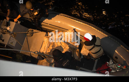 Océan Pacifique (11 juin 2014) - La classe Oliver Hazard Perry frégate lance-missiles USS Vandegrift (FFG 48) de la Garde côtière des États-Unis et un détachement de l'application de la loi (LEDET), dans le cadre de l'opération Martillo, intercepter plus de 2000 livres de cocaïne en contrebande à bord d'un bateau de pêche en patrouille de routine au large des côtes de l'Amérique centrale. Coordination de l'ensemble des patrouilles de lutte contre la drogue et la surveillance dans l'Est du Pacifique se fait par un groupe de travail de l'agence basée à Key West, Floride, États-Unis pour l'application du droit maritime et la phase d'interdiction d'opérations dans la région se produit sous l'tact Banque D'Images