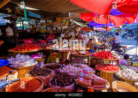 Une femme vend les tomates, l'ail et le piment à la production de légumes dans les rues de la ville Banque D'Images