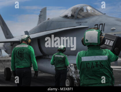 Océan Pacifique (Juillet 19, 2014) l'Aviation Boatswain's mates (équipement) préparer un F/A-18C Hornet affectés à l'diamants bleus de Strike Fighter Squadron (VFA) 146, pour lancer sur le pont du porte-avions USS Nimitz (CVN 68). Nimitz est actuellement en cours des qualifications de l'opérateur. (U.S. Photo par marine Spécialiste de la communication de masse 3 Classe Siobhana R. McEwen/libérés) 140719-N-MX772-226.jpg par l'USS NIMITZ (CVN 68) Banque D'Images