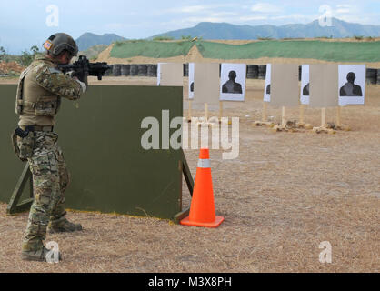 Un membre d'une équipe des opérations spéciales des États-Unis de forêt son fusil à plusieurs cibles pendant les Fuerzas Comando stress test event à Fort Tolamaida, Colombie, le 27 juillet. Le stress soient conçus pour voir comment un concurrent régulier a pour but après qu'il a été poussé au point d'épuisement physique. L'équipe américaine est composée de membres de l'armée affectés à la 7th Special Forces Group (Airborne). 140727-A-AD886-902 par ussouthcom Banque D'Images