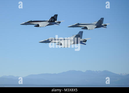 PUGET SOUND, dans l'État (31 juillet 2014) F/A-18E Super Hornet affectés à l'escadron de combat interarmées des Argonautes (VFA) 147 voler sur le porte-avions USS Nimitz (CVN 68) au cours d'une croisière d'une journée de la famille et amis de l'aéronautique. Nimitz est retourné à la Station Navale Everett après avoir accueilli plus de 400 amis et membres de la famille au cours d'une croisière d'une journée. (U.S. Photo par marine Spécialiste de la communication de masse de la classe 3ème Kelly M. Agee/libérés) 140731-N-AZ866-134.jpg par l'USS NIMITZ (CVN 68) Banque D'Images