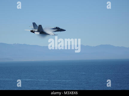 PUGET SOUND, dans l'État (31 juillet 2014) Un F/A-1F Super Hornet affectés à l'escadron de combat interarmées des Argonautes (VFA) 147 survole le porte-avions USS Nimitz (CVN 68) au cours d'une croisière d'une journée de la famille et amis de l'aéronautique. Nimitz est retourné à la Station Navale Everett après avoir accueilli plus de 400 amis et membres de la famille au cours d'une croisière d'une journée. (U.S. Photo par marine Spécialiste de la communication de masse de la classe 3ème Kelly M. Agee/libérés) 140731-N-AZ866-339.jpg par l'USS NIMITZ (CVN 68) Banque D'Images