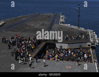PUGET SOUND, dans l'État (31 juillet 2014) Les amis et la famille le transit entre le poste de pilotage pour le hangar bay en utilisant un avion ascenseur du porte-avions USS Nimitz (CVN 68) au cours d'une croisière d'une journée de la famille et amis. Nimitz est retourné à la Station Navale Everett après avoir accueilli plus de 400 amis et membres de la famille au cours d'une croisière d'une journée. (U.S. Photo par marine Spécialiste de la communication de masse de la classe 3ème Kelly M. Agee/libérés) 140731-N-AZ866-468.jpg par l'USS NIMITZ (CVN 68) Banque D'Images