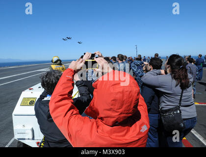 140731-N-BJ752-020 PUGET SOUND, dans l'État (31 juillet 2014) Les amis et les membres de la famille de marins observer un spectacle aérien à bord du porte-avions USS Nimitz (CVN 68). Nimitz retourne à Naval Air Station Everett après avoir accueilli plus de 400 amis et membres de la famille au cours d'une croisière d'une journée. (U.S. Photo par marine Spécialiste de la communication de masse de la classe 3ème Linda S. Swearingen/libérés) 140731-N-BJ752-020.jpg par l'USS NIMITZ (CVN 68) Banque D'Images
