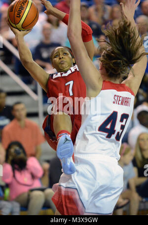 140911-D-FW736-010 - star WNBA Maya Moore entraîne le lane comme les États-Unis de l'équipe nationale féminine de basket-ball jouent un match inter-squad à l'Université du Delaware. Le personnel militaire et l'équipe de basket-ball à un échange de "dog-tags" et des pièces en euros au cours de la cérémonie de la mi-temps (Département de la Défense photo de Marvin Lynchard) 140911-D-FW736-010 par DoD Nouvelles Photos Banque D'Images