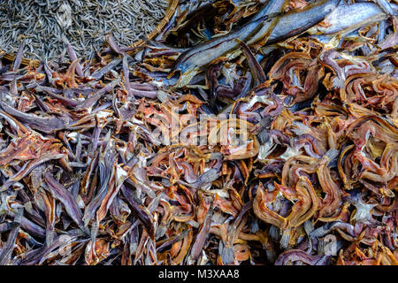 Le poisson séché, emballés dans des paniers en bambou, est en vente au marché de légumes dans les rues de la ville Banque D'Images