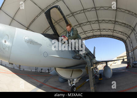 Les membres de la 149e Escadre de chasse et 182e Escadron de chasse se préparent à lancer des F-16 Fighting Falcon contre des cibles ennemies simulées au cours de Salitre, 13 octobre 2014. Salitre est un exercice dirigé par-chilien où les États-Unis, le Chili, le Brésil, l'Argentine et l'Uruguay, se concentrer sur l'augmentation de l'interopérabilité entre les nations alliées. (Photo de la Garde nationale aérienne capitaine principal Sgt. Elizabeth Gilbert/libérés) 141013-Z-QV759-137 par ussouthcom Banque D'Images