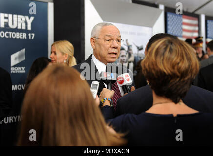 Ancien Président des Chefs d'état-major et ancien secrétaire d'État, le général Colin Powell donne des interviews avec les médias sur le "Tapis Rouge" lors de la première mondiale du film fureur au Newseum de Washington D.C. (Département de la Défense photo de Marvin Lynchard) 141015-D-FW736-052 par DoD Nouvelles Photos Banque D'Images