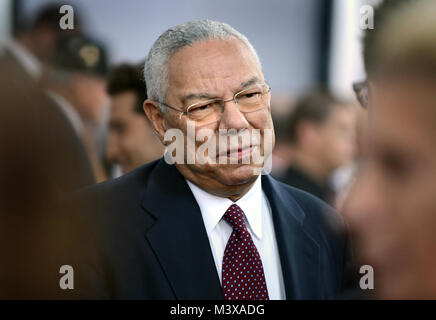 Ancien Président des Chefs d'état-major et ancien secrétaire d'État, le général Colin Powell donne des interviews avec les médias sur le "Tapis Rouge" lors de la première mondiale du film fureur au Newseum de Washington D.C. (Département de la Défense photo de Marvin Lynchard) 141015-D-FW736-051 par DoD Nouvelles Photos Banque D'Images