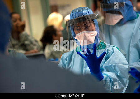 Le capitaine Stacey Morgan enfile des gants de protection pendant la formation de prévention et de contrôle des infections au centre médical militaire de San Antonio à San Antonio. Morgan fait partie d'un Ebola 30 membres de l'équipe de soutien médical destiné à aider les agences médicales civiles lorsque demandé par le ministère de la Santé et des Services gouvernementaux et approuvé par le Secrétaire à la défense. (U.S. Air Force photo/Master Sgt. Jeffrey Allen) 141023-F-CP197-080 par AirmanMagazine Banque D'Images