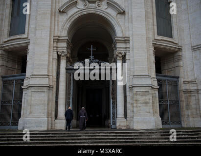 Aumônier à la retraite (Lt. Le colonel) Robert Bruno entre dans la Basilique de la Santa Croce in Gerusalemme, Rome. Santa Croce est l'une des sept églises de pèlerinage de Rome. Le congé sabbatique permet à Bruno l'opportunité de voir l'histoire de Rome et les églises à l'intérieur. (U.S. Air Force photo/Le s.. Andrew Lee) 141104-F-NL936-236 par AirmanMagazine Banque D'Images