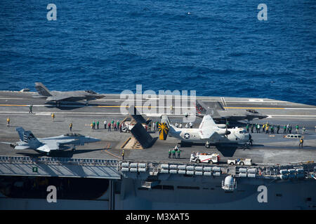 Océan Pacifique (nov. 4, 2014) - CF-03 et CF-05, les deux F-35 Lightning II C variante porte-avions d'attaque interarmées, un F/A-18 Super Hornet, et d'un C-2A Greyhound mener des opérations de vol à bord du porte-avions USS Nimitz (CVN 68). Le F-35 Lightning II Pax River Test Force intégrée de test à l'air et de l'évaluation (l'Escadron VX) 23 est en ce moment à mener les premières essais en mer à bord du Nimitz. (US Navy photo de Mass Communication Specialist 2e classe Turretto Antonio Ramos) Jour2-3 2 JSF par USS NIMITZ (CVN 68) Banque D'Images