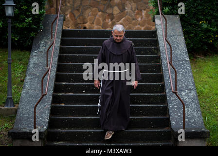 Vêtu d'un habit religieux, retraité Aumônier (Lt. Le colonel) Robert Bruno promenades vers le bâtiment principal, sur le campus du collège d'Amérique du Nord. Bruno aime pour lui-même le temps de réfléchir et de maintenir sa remise en forme spirituelle. (U.S. Air Force photo/Le s.. Andrew Lee) 141106-F-NL936-053 par AirmanMagazine Banque D'Images