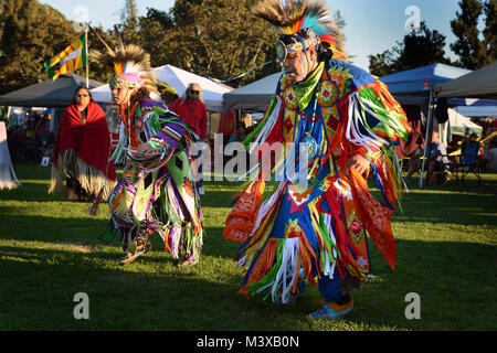 141108-D-FW736-009 - vétéran du Corps des Marines américain Casey Fox, avec son fils, Sion, effectuer au cours de l'inter-tribal danse ouvert au Native American Veterans Association des anciens combattants et de l'appréciation annuelle de la Journée du patrimoine de Pow Wow Porte Sud, Californie, Novembre 8 et 9 novembre. Plus de 4 000 personnes représentées leurs tribus et leurs branches avec le service militaire inter-tribal de la musique, de la danse, des arts et de l'artisanat et des contes au cours de l'événement de deux jours. (Département de la Défense Photo de Marvin Lynchard) 141108-D FW736-009 par DoD Nouvelles Photos Banque D'Images