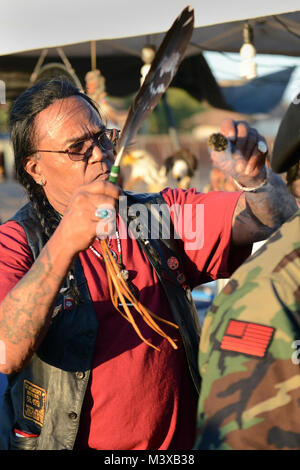 141108-D-FW736-022 -- Tony Littlehawk, tribu cherokee, membre de l'Association des anciens combattants autochtones américaines conseiller spirituel et Sun Walker, vétéran du Vietnam et une armée de Marshall, Texas effectue nettoyage spirituel et la prière avec sauge blanche que, personnellement, il choisit lui-même au cours de la Native American Veterans Association des anciens combattants et de l'appréciation annuelle de la Journée du patrimoine de Pow Wow Porte Sud, Californie, Novembre 8 et 9 novembre. Plus de 4 000 personnes représentées leurs tribus et leurs branches avec le service militaire inter-tribal de la musique, de la danse, des arts et de l'artisanat et des contes pendant les deux da Banque D'Images