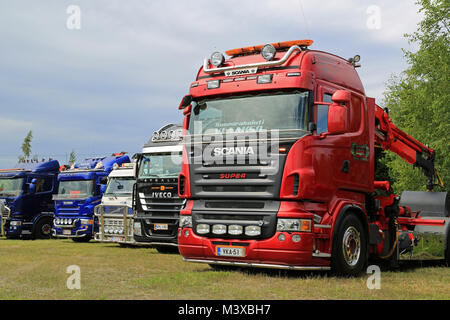 HATTULA, FINLANDE - le 12 juillet 2014 : Rangée de camions lourds voir affichée à l'Tawastia Chariot Week-end à Hattula, Finlande. Banque D'Images