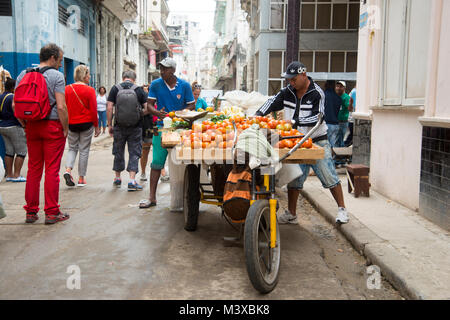 Vente de légumes dans les rues de la Vieille Havane Banque D'Images