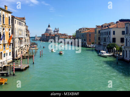 Grand Canal de Venise avec les gondoles et les bateaux-taxis, 2017. Banque D'Images