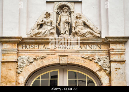 Sculptures à portail de l'ancien hôpital Sanct Annen, bâtiment à Steinweg, street à Quedlinburg, Saxe-Anhalt, Allemagne Banque D'Images