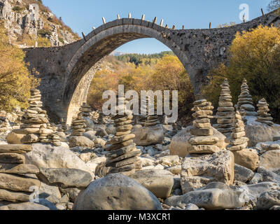 Cairns dans le lit du fleuve - Plakidas Bridge - Zagorochoria - l'Epire - Grèce Banque D'Images