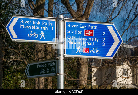 Panneau avec les directions à Musselburgh, l'Université Queen Margaret, rivière Esk sentier public, East Lothian, Scotland, UK Banque D'Images