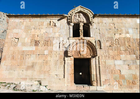 Noravank, signifiant "Nouveau Monastère" en arménien est un 13e siècle monastère arménien, situé à 122 km d'Erévan dans une gorge étroite faite par l'Amaghu ri Banque D'Images